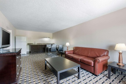 Clarion Inn & Suites Kissimmee-Lake Buena Vista South image 6