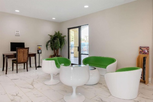 Clarion Inn & Suites Kissimmee-Lake Buena Vista South image 7