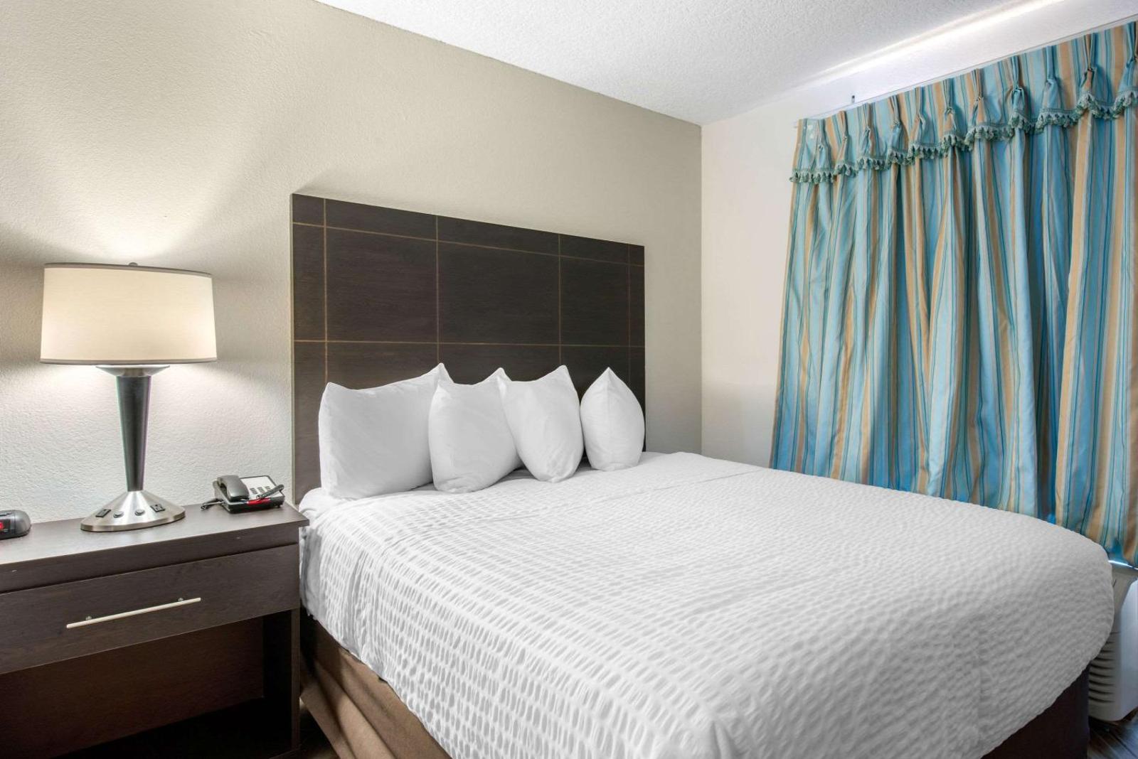 Clarion Inn & Suites Kissimmee-Lake Buena Vista South