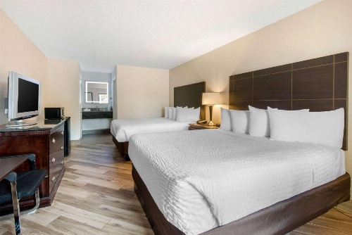 Clarion Inn & Suites Kissimmee-Lake Buena Vista South image 12