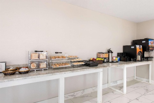 Clarion Inn & Suites Kissimmee-Lake Buena Vista South image 13