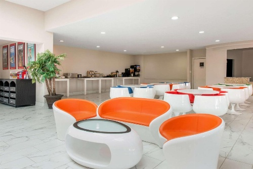 Clarion Inn & Suites Kissimmee-Lake Buena Vista South image 18