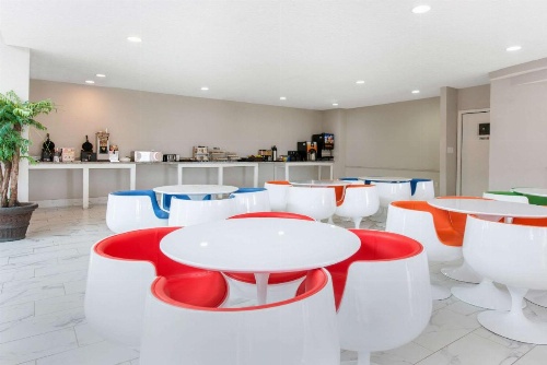 Clarion Inn & Suites Kissimmee-Lake Buena Vista South image 19