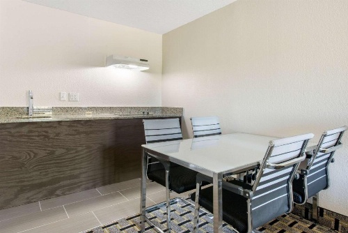 Clarion Inn & Suites Kissimmee-Lake Buena Vista South image 27