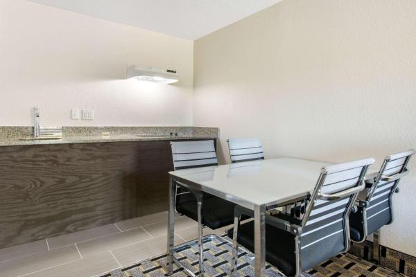 Queen Suite with Two Queen Beds - Non-Smoking